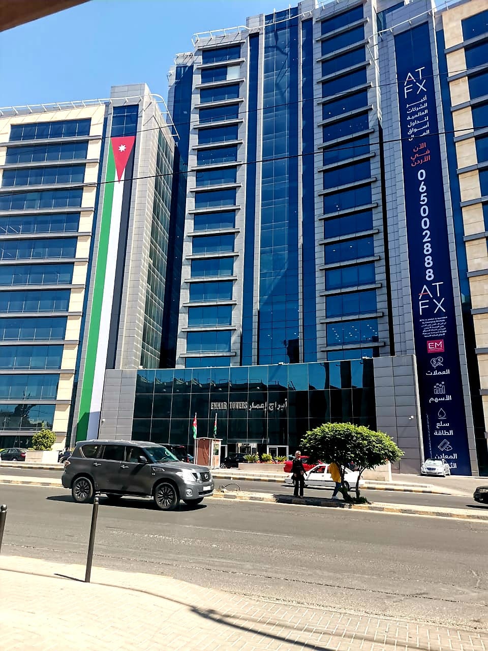 "ATFX" توشح مبنى أبراج أعمار بأطول علم أردني احتفالاً بعيد الاستقلال