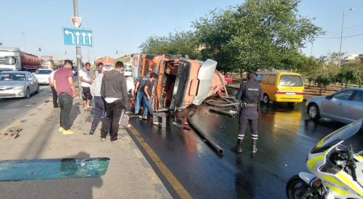 بالصور ..  تحويل السير إثر تدهور صهريج نضح في "كوريدور عبدون"