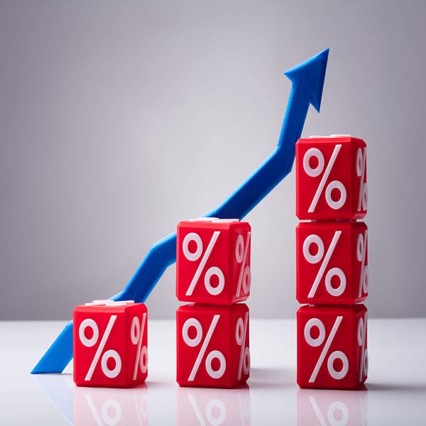 اقتصادي يرجح استمرار رفع أسعار الفائدة خلال الفترة المقبلة 