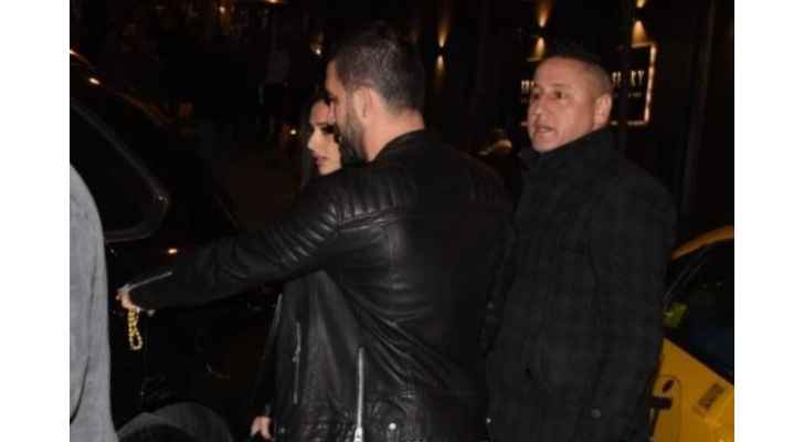 لاعب برشلونة السابق يهدد صحفيا بتحطيم رأسه