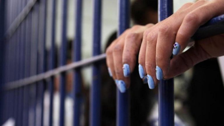 مصرية تضع “سم فئران” لطفلتيها في الطعام ..  وهذا ما حل بهما