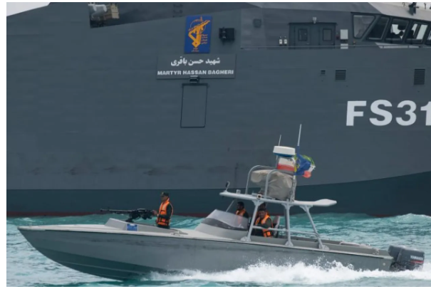 الجيش الايراني يحذر من الاقتراب من مضيق هرمز