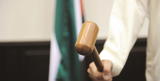 ابو ظبي 5 آلاف درهم تعويض عن السب والتهديد