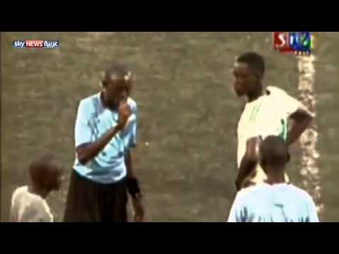 بالفيديو .. حكم سنغالي يوقف مباراة مع آذان المغرب .. ليفطر