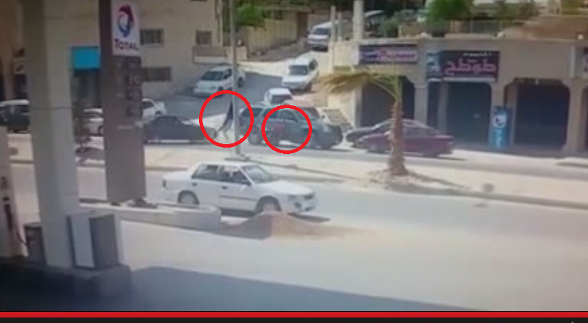 فيديو مروع  ..  مركبة تدهس  رجل و سيدة وطفلها الرضيع في حي الزواهرة