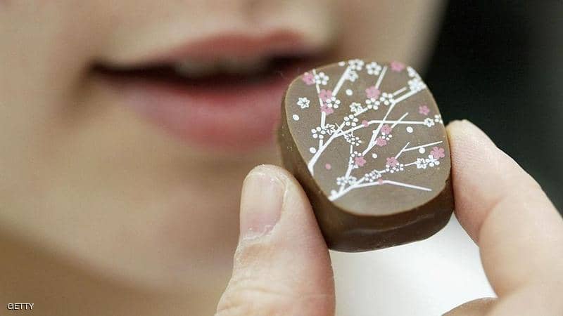 تناول الشوكولاتة الداكنة يحمي من مرض خطير