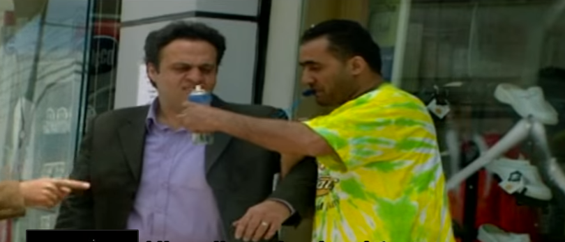كاميرا خفيه مختل يرش على زجاج المحلات