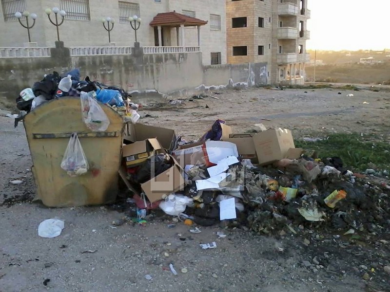 صور  ..  أهالي إربد يشكون تراكم النفايات وسوء الخدمات العامة
