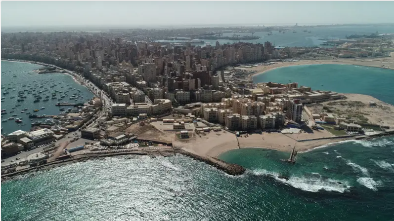 ملتم أغسطس ..  حقيقة الظاهرة التي أخلت شواطئ الإسكندرية