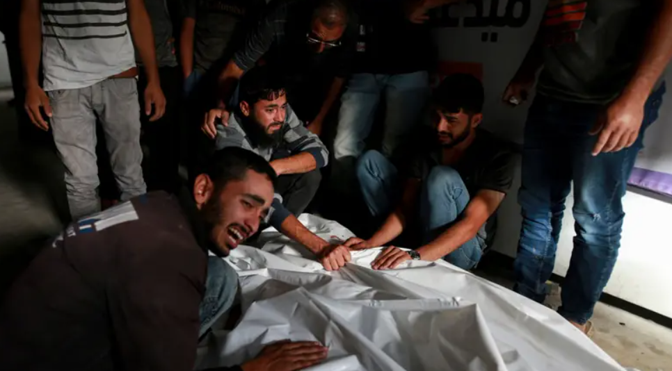 استشهاد قرابة 45 شخص ومئات الجرحى في خان يونس حين انتظارهم الحصول على المساعدات