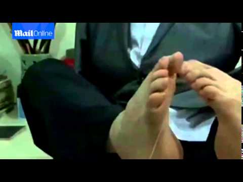 بالفيديو : بعد أن فقد يديه  ..  رجل يعتمد على قدميه لأداء كافة شؤون حياته