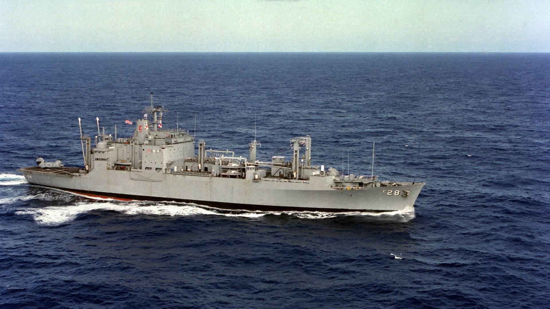 مروحيات قتالية تقلع من "يو إس إس سانتا باربرا" في بحر الخليج