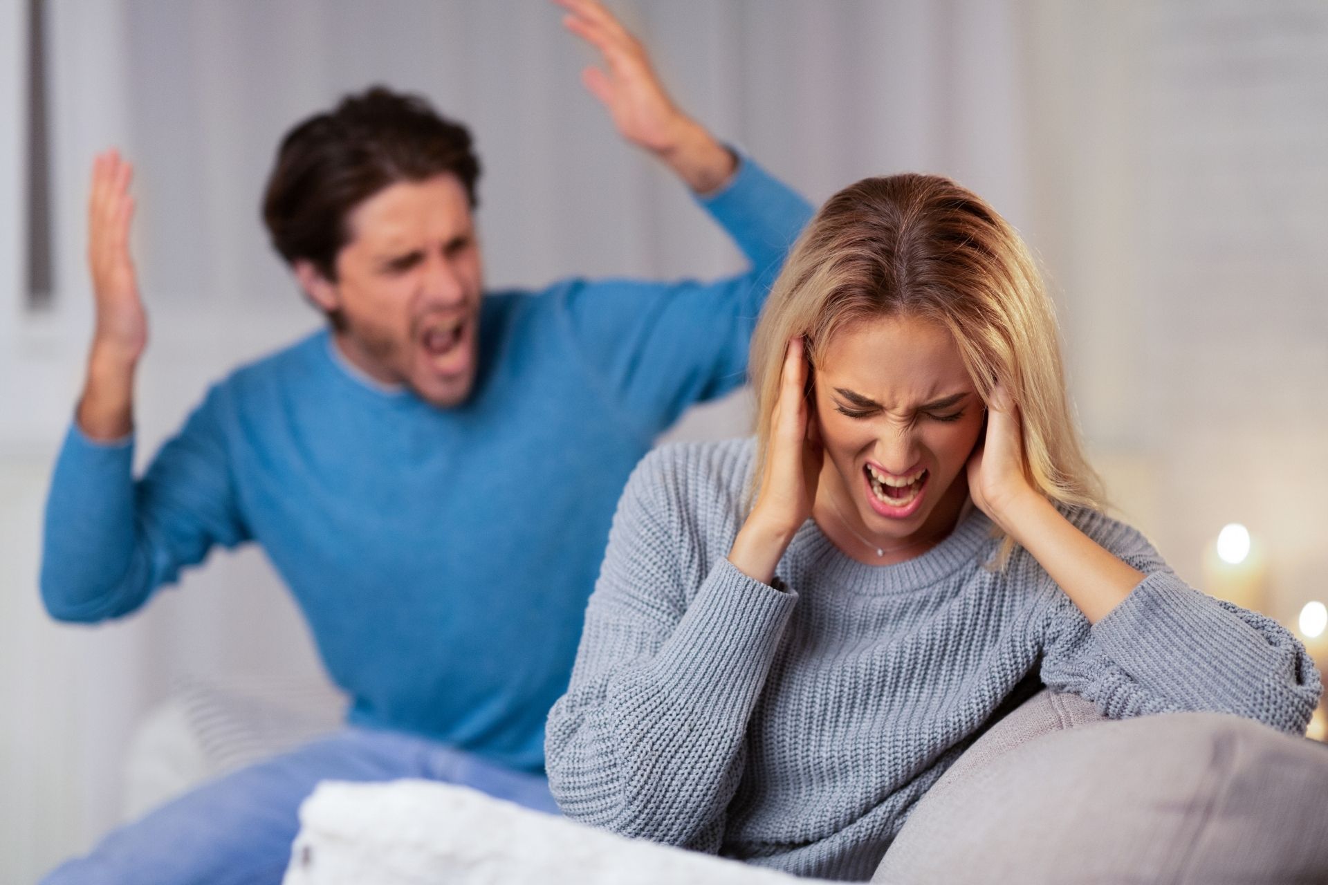 زوجتي تكذب كثيرًا لدرجة جعلتني لا أثق بها، فكيف أتصرف؟