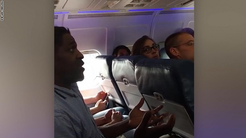 بالفيديو ..  طرد مسافر من طائرة امريكية لانه استخدم "الحمام"