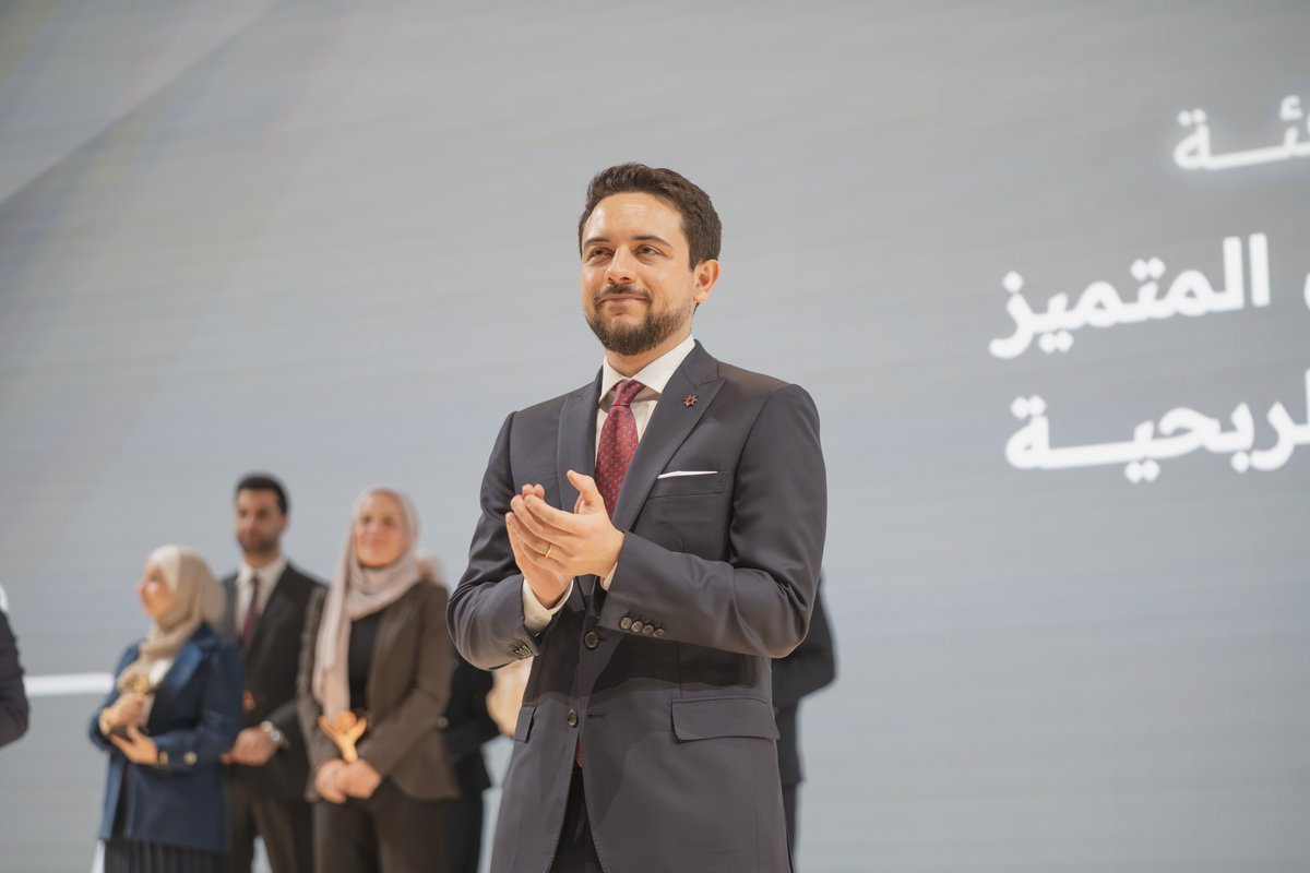 ولي العهد ..  سنوات من العمل على يمين الملك وحضور ملهم للشباب