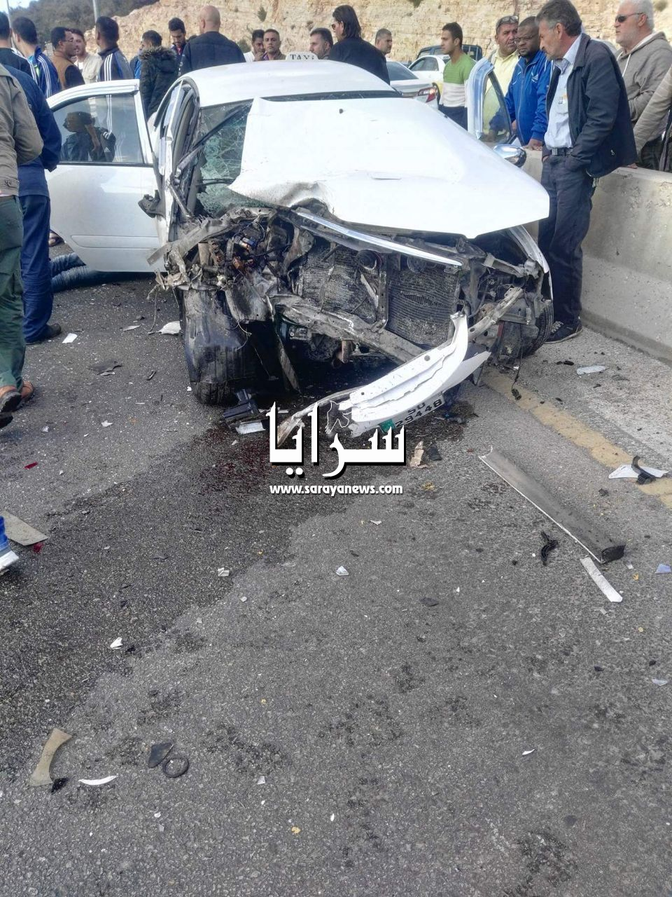 بالصور ..  4 إصابات بتدهور مركبة على طريق اربد - عمان في ثغرة عصفور