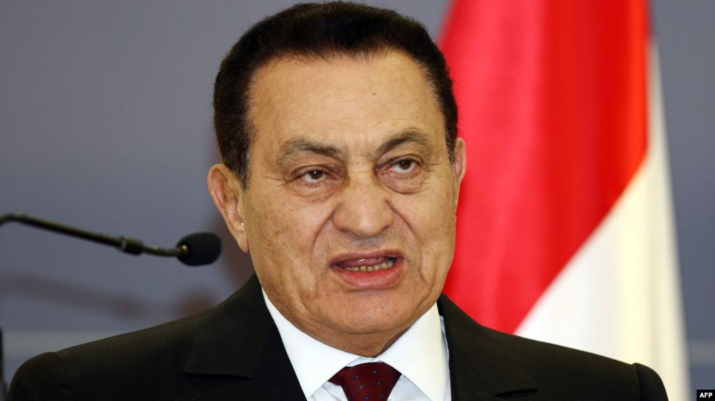 بالصور  ..  قائد سلاح الجو الذي حكم مصر 30 عاماً ورحل عن عمرٍ يناهز الـ92 عاماً  ..  من هو محمد حسني مبارك؟