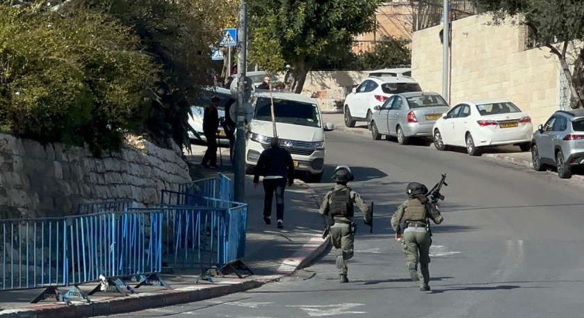 جيش الاحتلال يقمع المصلين في شوارع القدس بعد منعهم من الوصول للمسجد الأقصى لأداء صلاة الجمعة
