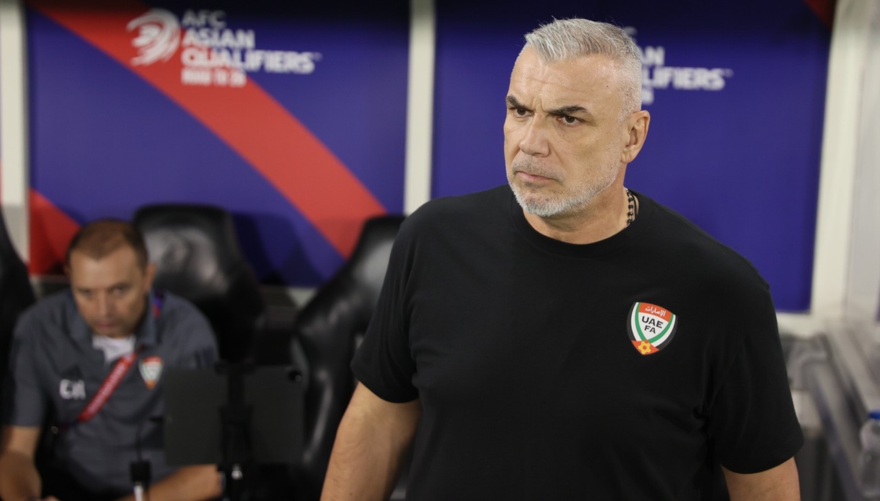 اتحاد الكرة الإماراتي يقيل المدرب الروماني كوزمين
