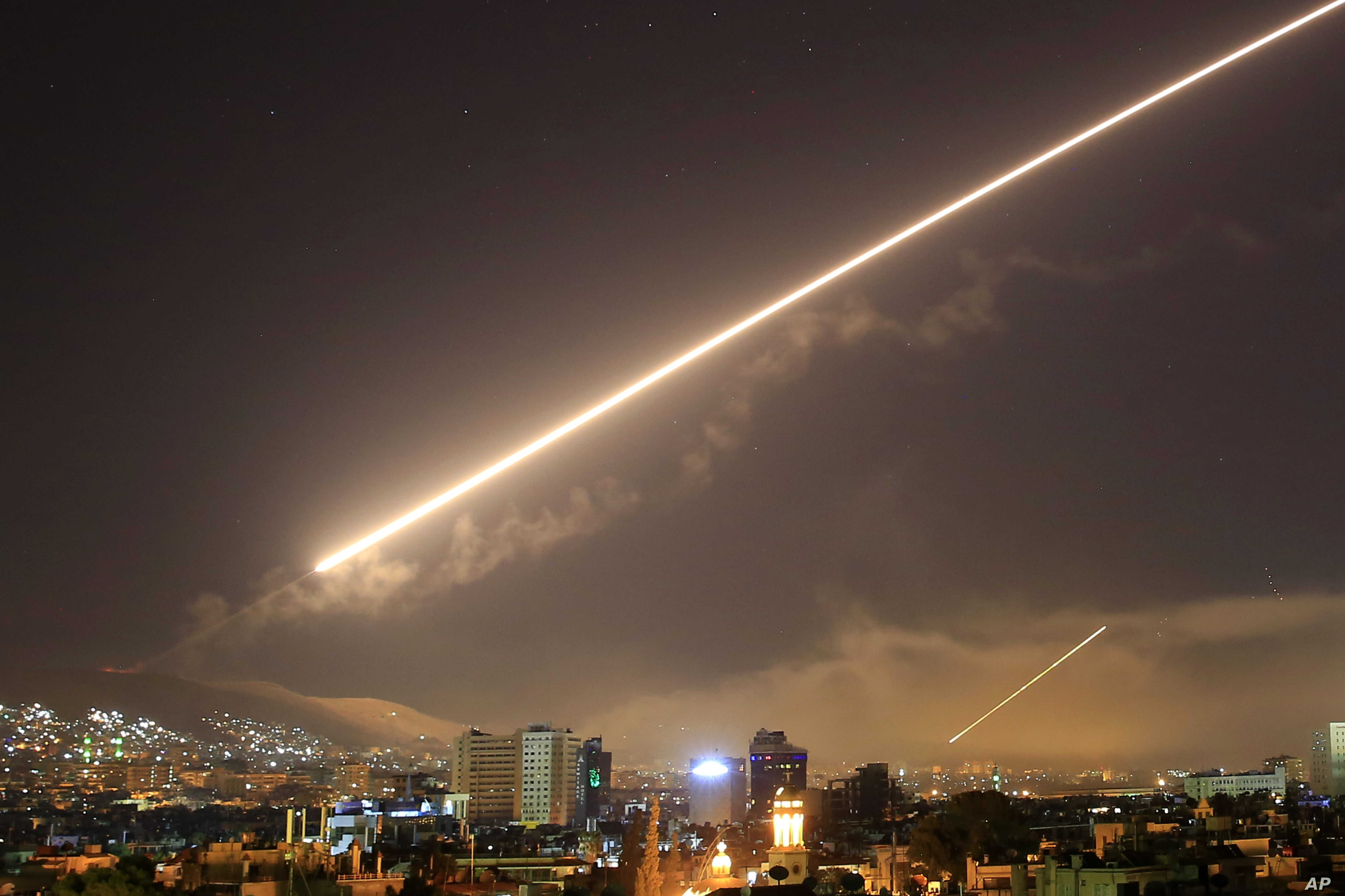 انفجارات عنيفة مستمرة قرب مطار حلب  ..  ومقتل 36 شخص