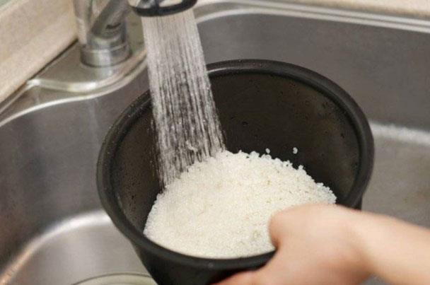 خبير طهاة ..  غسل الأرز 30 مرة يجعل مذاقه أشهي