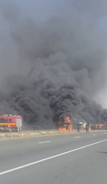 بالفيديو ..  حريق هائل يلتهم صهريجًا وشاحنتين بعد تصادم مروع على الطريق الصحراوي  
