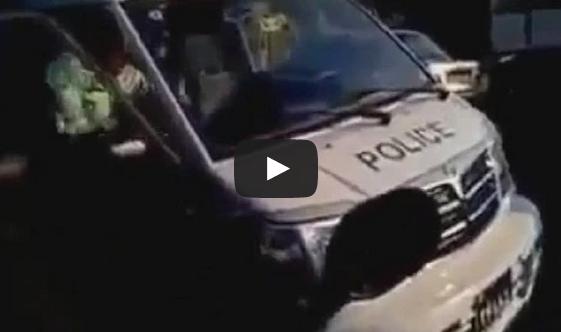بالفيديو ..  شرطة الآداب الإيرانية تسحل فتاة بسبب ملابسها