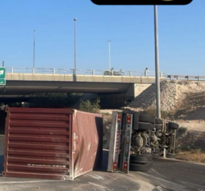 تدهور مركبة شحن أسفل جسر ترخيص سحاب وإغلاق الطريق باتجاه عمّان