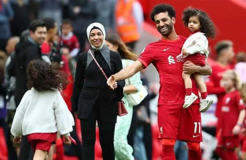  محمد صلاح يرزق بأول ابن ذكر وشقيقة الفرعون تكشف عن اسمه 