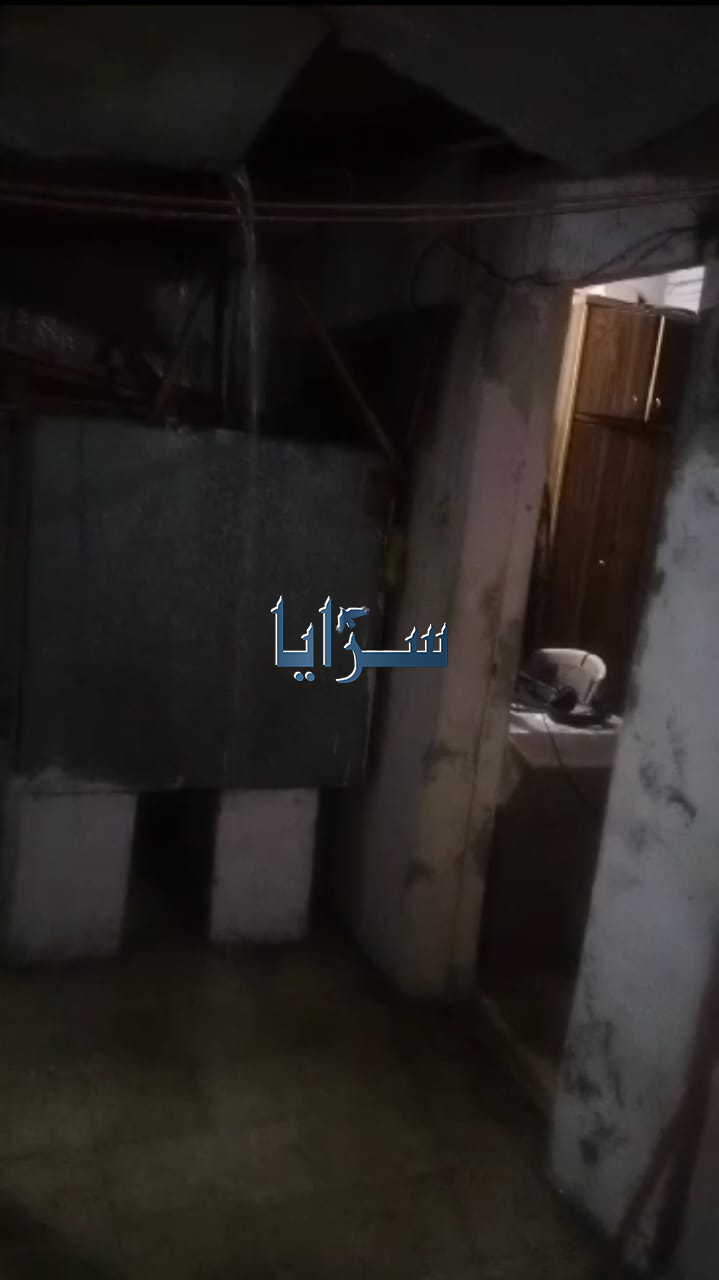 بالفيديو ..  مياه الأمطار تتسرب من بين ألواح "الزينكو" على أسرة أردنية عاجزة