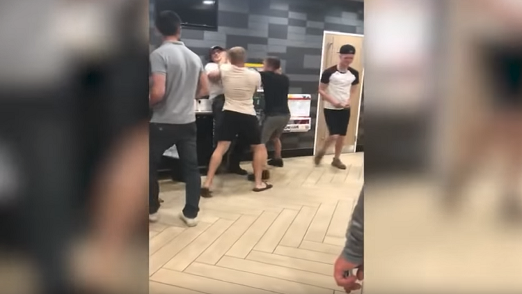 بالفيديو :اعتداء بالضرب المبرح على موظف في مطعم ماكدونالدز! 
