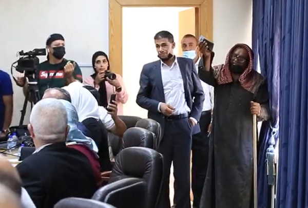 بالفيديو  ..  مسن أردني ينفجر باكيا امام النواب: "بدي وظيفة لبنتي أنا مش جاي أشحد" 