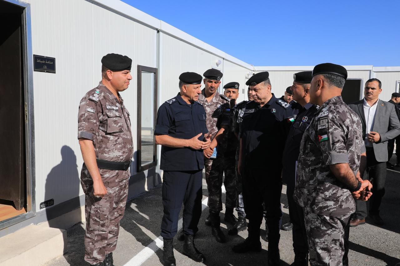 بالتزامن مع احتفالات المملكة بعيد  الاستقلال: مدير الأمن العام يفتتح مركز أمن شمال السلط وسرية درك غرب معان