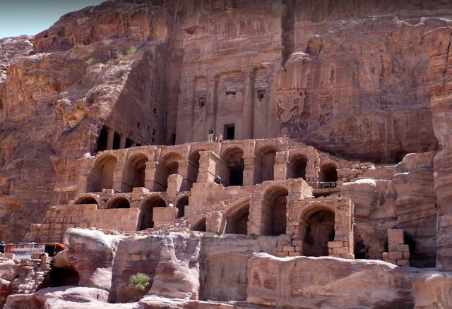 بالصور  ..  أشهر المعالم السياحية في البتراء الاردن