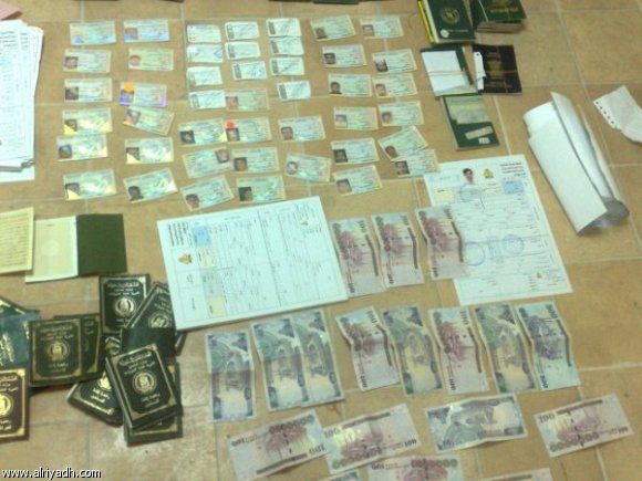 الخمسيني "شيخ المزورين" في عمان بقبضة الأمن 
