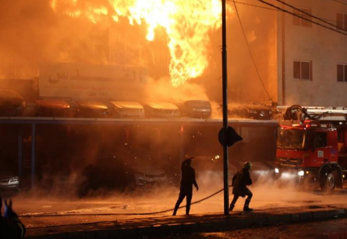 الدفاع المدني يخمد حريق اربعة تريلات بمحافظة العاصمة 