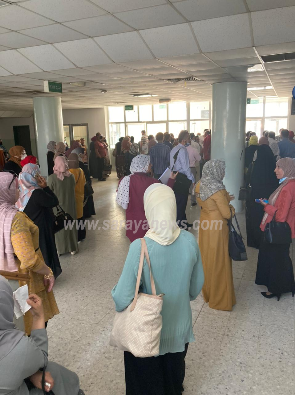 بالفيديو و الصور  ..  طلبة الدراسات العليا بجامعة آل البيت يحتجون على الاكتظاظ الكبير داخل القاعات 