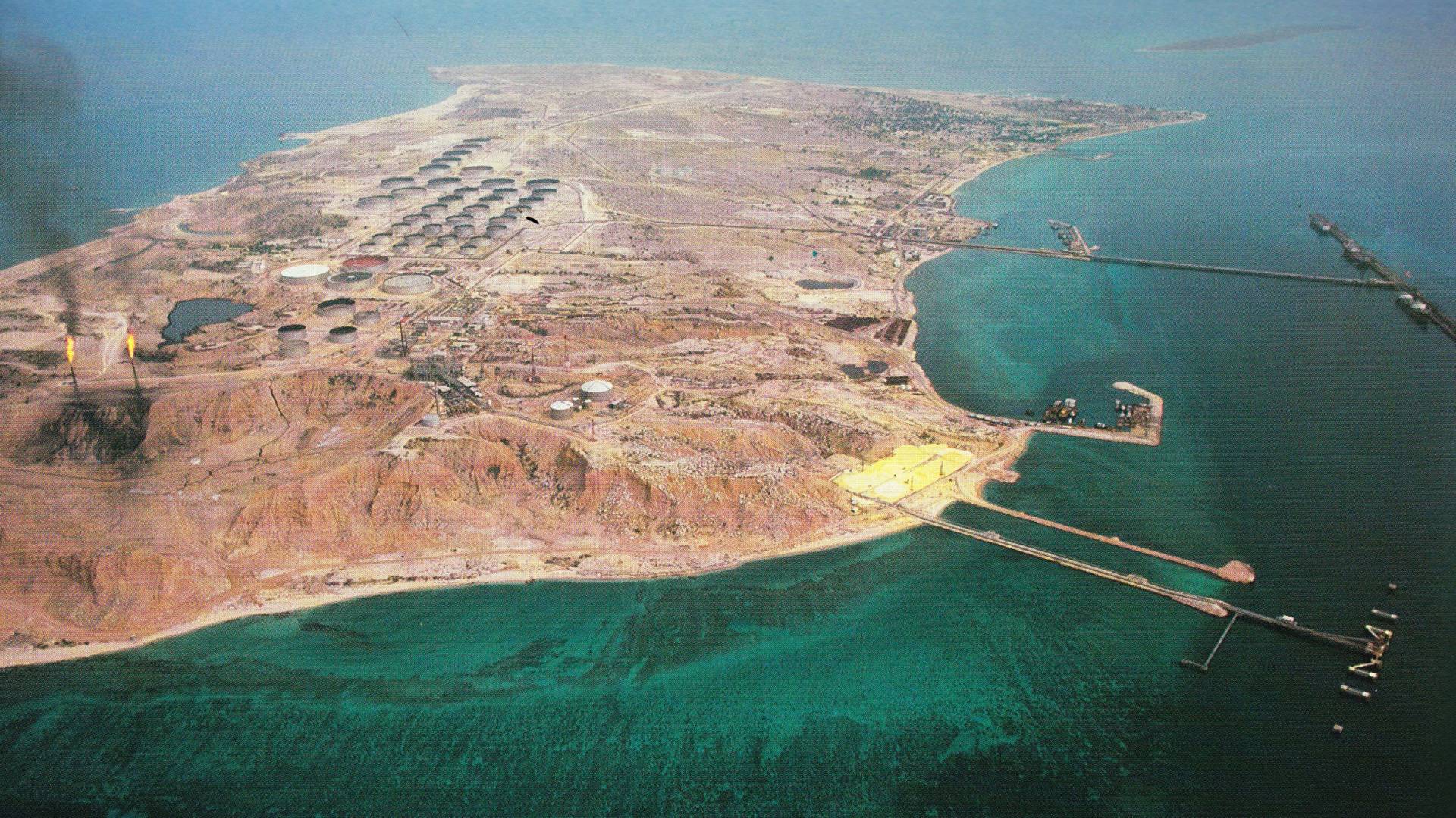 انفجارات في جزيرة "خارك" النفطية بإيران وتضارب الأنباء حول طبيعة الهجوم