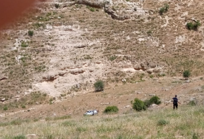 بالفيديو  ..  تدهور مركبة يقودها مواطن ستيني في وادٍ "سحيق" غرب إربد
