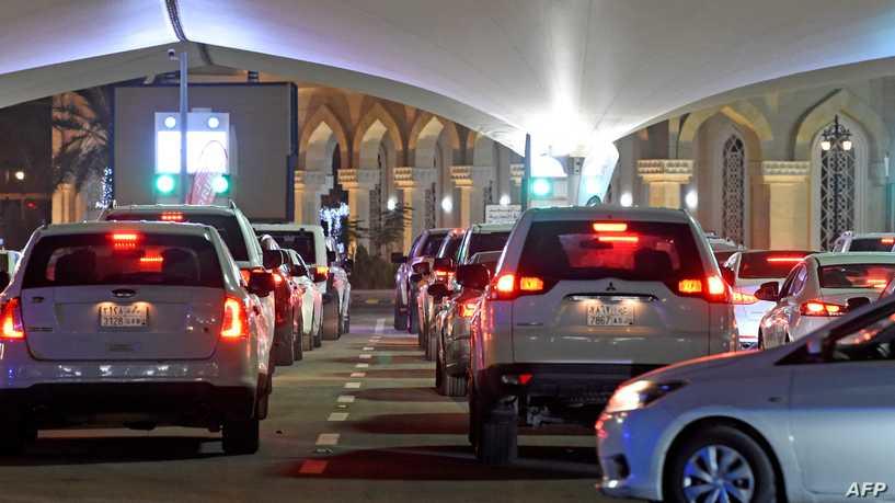 سيارات السعوديين تتكدس لعبور البحرين