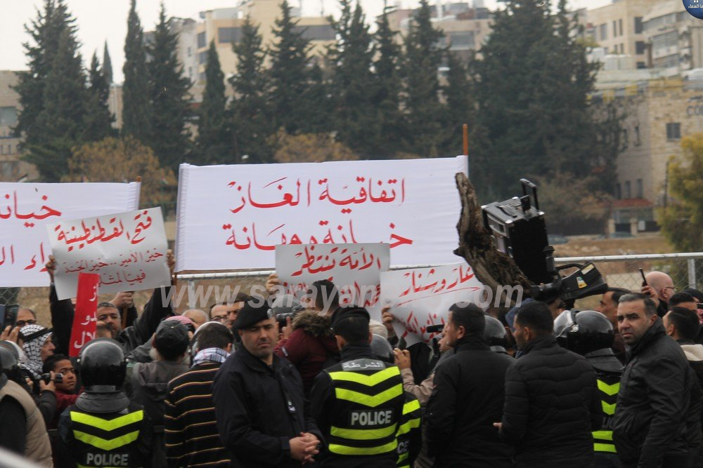 بالصور .. وقفة احتجاجية أمام النواب للمطالبة بإسقاط "الغاز الفلسطيني المسروق"