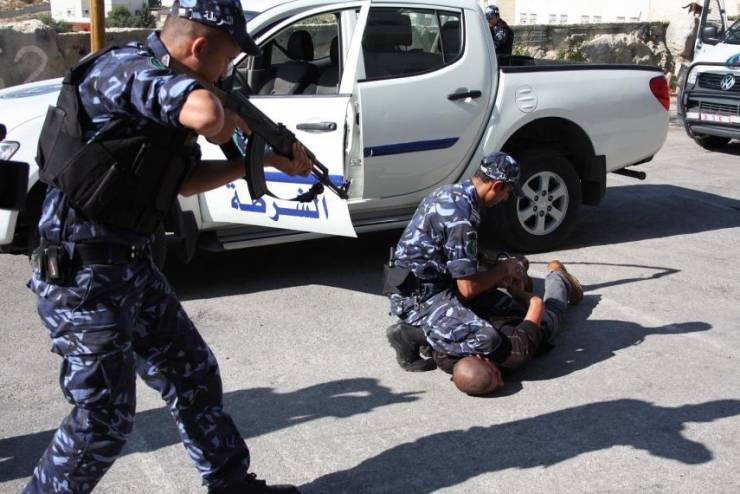 القبض على شخصين متهمين بحيازة وتجارة المخدرات في رام الله