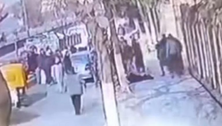 رجل "يسحل" زوجته الحامل في الشارع العام في مصر