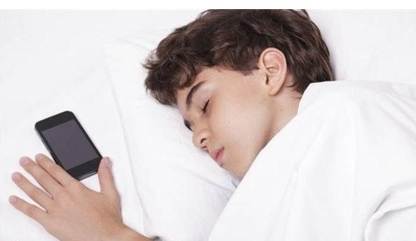 ماذا يحدث للدماغ عند وضع الموبايل بجوارك أثناء النوم؟