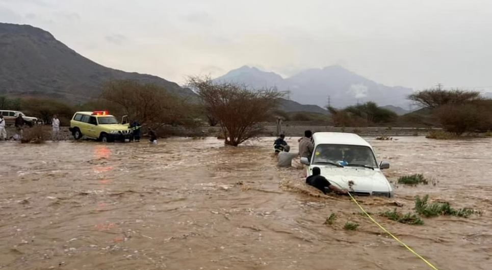 لحظات تحبس الأنفاس ..  إنقاذ طفل حاصرته السيول في المدينة المنورة