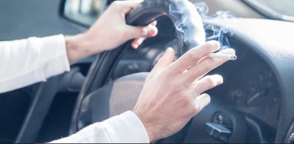 تعرفوا على أضرار ومخاطر التدخين في السيارة