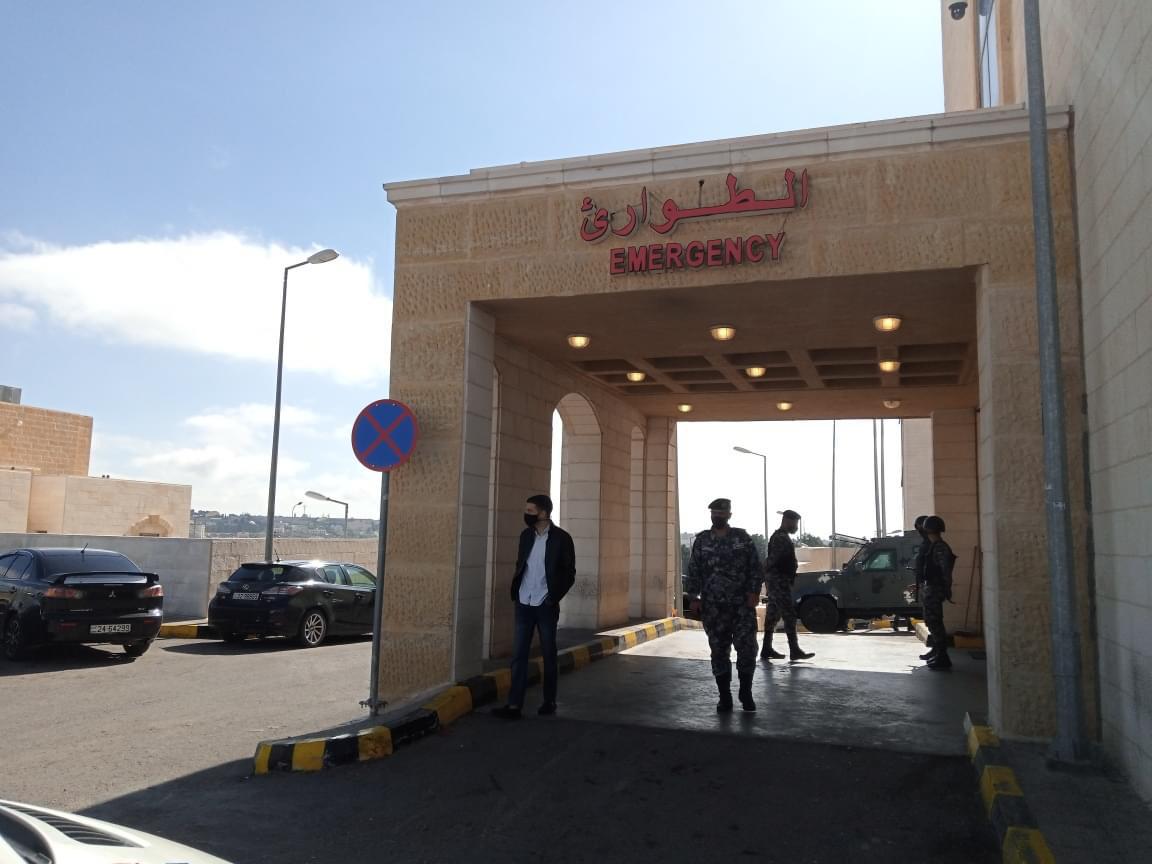 وزير الصحة يصل إلى مستشفى السلط وطوق أمني كبير يحيط به 