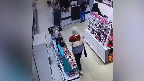 بالفيديو ..  الصدفة تنقذ طفلا من الموت المحتم في أحد المراكز التجارية ببغداد