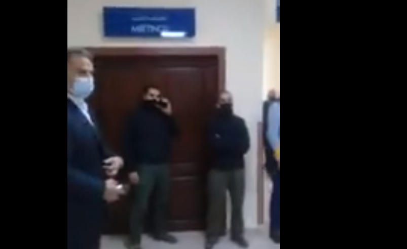 بالفيديو  ..  لقطات من أمام القاعة التي يُجري بها رئيس الوزراء و وزير الصحة اجتماعاً طارئاً 