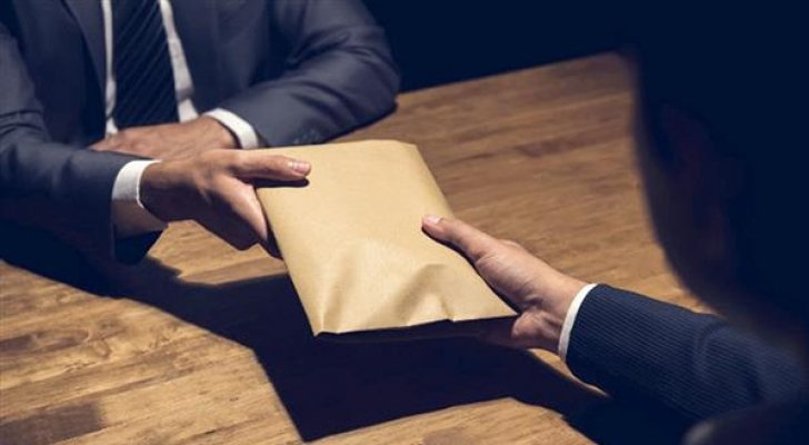 مراقب في "الصناعة والتجارة" يتلقى "اكراميات" بمئات الدنانير ..  والوزارة لسرايا: سيتم تشكيل لجنة تحقيق  ..  وثائق